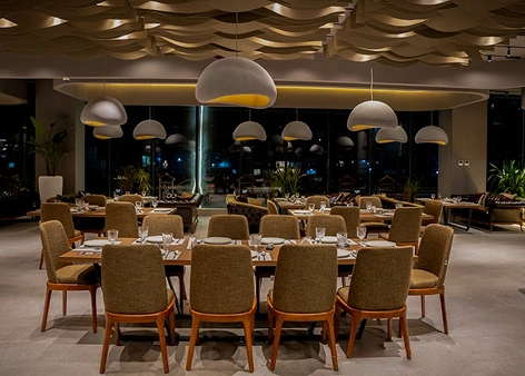Hotelbanketzaal met tafels en stoelen, ingericht voor evenementen, conferenties of bruiloftsrecepties.