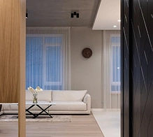 Gezellige hotellounge met comfortabele bank en zachte verlichting, modern minimalistisch interieur.