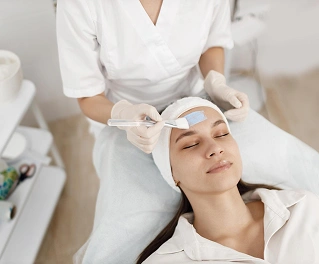 Vrouw ondergaat een gezichtsbehandeling in een spa, een ontspannende schoonheidstherapie en wellnessconcept.