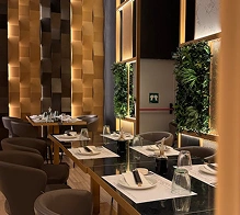 Elegant restaurantinterieur met gedekte tafels en sfeerverlichting, een concept dat uitblinkt in dineren en gastvrijheid.