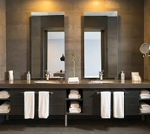 Moderne hotelbadkamer met dubbele wastafels en spiegels, minimalistisch luxe interieurontwerp.