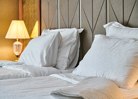 Luxe hotelkamer met wit beddengoed en zachte verlichting, schone en comfortabele accommodatie.