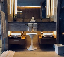 Stijlvolle woonkamer in een hotelsuite met modern meubilair en warme verlichting, een luxe interieur voor de horeca.