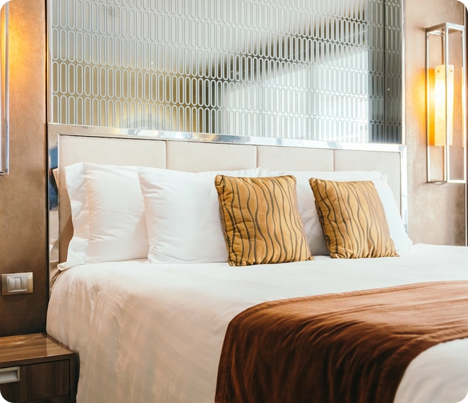 Moderne hotelkamer met tweepersoonsbed, zachte verlichting en elegante inrichting, comfortabel en luxueus interieur.