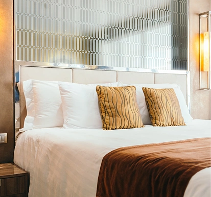 Moderne hotelkamer met tweepersoonsbed, zachte verlichting en elegante inrichting, comfortabel en luxueus interieur.