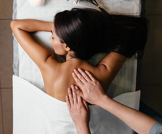 Vrouw krijgt een rugmassage in een spa, een therapeutische ontspannings- en wellnessbehandeling.