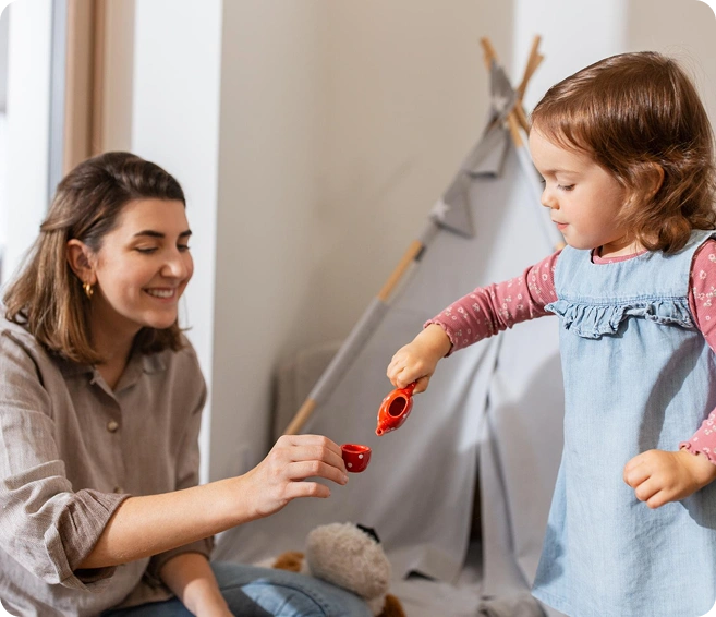 Moeder speelt met kind thuis, een warm familiemoment en een concept van de opvoedingsstijl.